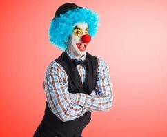 Смешно.
Я  думаю, узнав цену, люди ставившие бронь - начнут от неё отказываться.  Кому такое надо?  В сети гуляла информация пару лет назад, что цена в зависимости от комплектации будет в районе 1.2М - 1.5M и это было +\-  похоже на правду, с учётом стоимости  китайских клонов и (по словам производителя) максимального использования отечественной компонентной базы.
А тут 3.9М (ок, с субсидией 2,975) - кому оно за такие деньги надо?  Заплатить как за настоящий новый автомобиль с ДВС на западе, чтоб побыть одним из "счастливчиков" кто будет выполнять функцию бета-тестировщика?
Последний вопрос:  
Руководители проекта "Атом" до работы на одноколёсном велосипеде добираются?