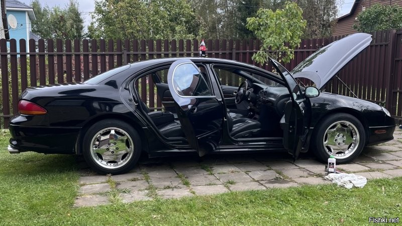 Машине 24 года. Климат, обогревы, электросидения, кожа, акустика Infinity, 3.5 V6, автомат, 0-100 за 7 секунд, питается 92-м, пробег 400+ и ей пофигу.
Пусть попробуют меня посадить на нового китайца с неё.