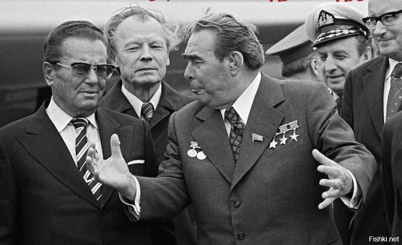 Вот такой елдак ему в жопу...