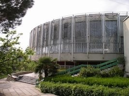 1. Это пансионат "Донбасс" в Ялте. (приблизительно конец 70-х - середина 85-х). Справа внизу, за каштаном была точка пива на разлив, налево метров через 50 - ТИР,  дальше по этой дорожке направо - продовольственный магазин, а под ним - магазин курортных товаров.
2. Канатная дорога на пляж пансионата "Донбасс".
3. Пляж пансионата "Донбасс".
4. Детская игровая комната пансионата "Донбасс".
5. Остановка и главный вход пансионата "Донбасс".
6. Столовая пансионата "Донбасс". (раннее фото)
7. Снова пляж.
8. Рядом с административным корпусом.
9. Пансионат "Донбасс" с высоты (крытый бассейн ещё только строится).
10. Столовая "Донбасса" ( 90-ые года).
11. Опять канатная дорога на пляж.
12. Площадка возле администрацции пансионата.
13. Снова столовая.
14. Пляж пансионата "Донбасс".
15. И снова площадка возле администрации.