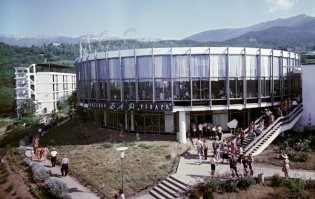 1. Это пансионат "Донбасс" в Ялте. (приблизительно конец 70-х - середина 85-х). Справа внизу, за каштаном была точка пива на разлив, налево метров через 50 - ТИР,  дальше по этой дорожке направо - продовольственный магазин, а под ним - магазин курортных товаров.
2. Канатная дорога на пляж пансионата "Донбасс".
3. Пляж пансионата "Донбасс".
4. Детская игровая комната пансионата "Донбасс".
5. Остановка и главный вход пансионата "Донбасс".
6. Столовая пансионата "Донбасс". (раннее фото)
7. Снова пляж.
8. Рядом с административным корпусом.
9. Пансионат "Донбасс" с высоты (крытый бассейн ещё только строится).
10. Столовая "Донбасса" ( 90-ые года).
11. Опять канатная дорога на пляж.
12. Площадка возле администрацции пансионата.
13. Снова столовая.
14. Пляж пансионата "Донбасс".
15. И снова площадка возле администрации.