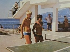 1. Это пансионат "Донбасс" в Ялте. (приблизительно конец 70-х - середина 85-х). Справа внизу, за каштаном была точка пива на разлив, налево метров через 50 - ТИР,  дальше по этой дорожке направо - продовольственный магазин, а под ним - магазин курортных товаров.
2. Канатная дорога на пляж пансионата "Донбасс".
3. Пляж пансионата "Донбасс".
4. Детская игровая комната пансионата "Донбасс".
5. Остановка и главный вход пансионата "Донбасс".
6. Столовая пансионата "Донбасс". (раннее фото)
7. Снова пляж.
8. Рядом с административным корпусом.
9. Пансионат "Донбасс" с высоты (крытый бассейн ещё только строится).
10. Столовая "Донбасса" ( 90-ые года).
11. Опять канатная дорога на пляж.
12. Площадка возле администрацции пансионата.
13. Снова столовая.
14. Пляж пансионата "Донбасс".
15. И снова площадка возле администрации.