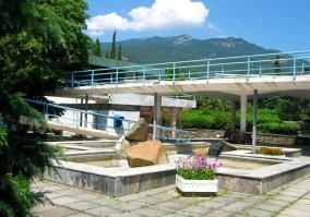 1. Это пансионат "Донбасс" в Ялте. (приблизительно конец 70-х - середина 85-х). Справа внизу, за каштаном была точка пива на разлив, налево метров через 50 - ТИР,  дальше по этой дорожке направо - продовольственный магазин, а под ним - магазин курортных товаров.
2. Канатная дорога на пляж пансионата "Донбасс".
3. Пляж пансионата "Донбасс".
4. Детская игровая комната пансионата "Донбасс".
5. Остановка и главный вход пансионата "Донбасс".
6. Столовая пансионата "Донбасс". (раннее фото)
7. Снова пляж.
8. Рядом с административным корпусом.
9. Пансионат "Донбасс" с высоты (крытый бассейн ещё только строится).
10. Столовая "Донбасса" ( 90-ые года).
11. Опять канатная дорога на пляж.
12. Площадка возле администрацции пансионата.
13. Снова столовая.
14. Пляж пансионата "Донбасс".
15. И снова площадка возле администрации.