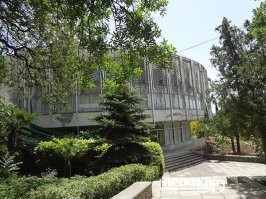 1. Это пансионат "Донбасс" в Ялте. (приблизительно конец 70-х - середина 85-х). Справа внизу, за каштаном была точка пива на разлив, налево метров через 50 - ТИР,  дальше по этой дорожке направо - продовольственный магазин, а под ним - магазин курортных товаров.
2. Канатная дорога на пляж пансионата "Донбасс".
3. Пляж пансионата "Донбасс".
4. Детская игровая комната пансионата "Донбасс".
5. Остановка и главный вход пансионата "Донбасс".
6. Столовая пансионата "Донбасс". (раннее фото)
7. Снова пляж.
8. Рядом с административным корпусом.
9. Пансионат "Донбасс" с высоты (крытый бассейн ещё только строится).
10. Столовая "Донбасса" ( 90-ые года).
11. Опять канатная дорога на пляж.
12. Площадка возле администрацции пансионата.
13. Снова столовая.
14. Пляж пансионата "Донбасс".
15. И снова площадка возле администрации.