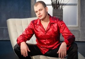 Музыка на любителя, тут каждому своё. Но чувачку с голосом повезло, в 20 с лишним лет пел он таким бас-баритоном. В образе он)