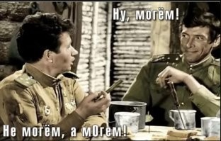 Парень рисует сказочные картины искусственным снегом на окнах