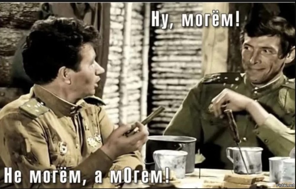 Парень рисует сказочные картины искусственным снегом на окнах