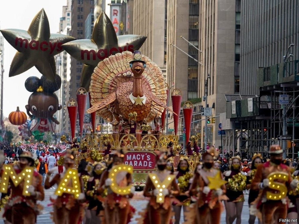 Немного странная фотография парада в НЙ на День Благодарения. Там огромное шоу каждый год устраивают. Я так понимаю что парад закончился (или еще не начался), и где-то валяется один из шаров.