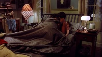 Женщина присоединилась к танцу незнакомца