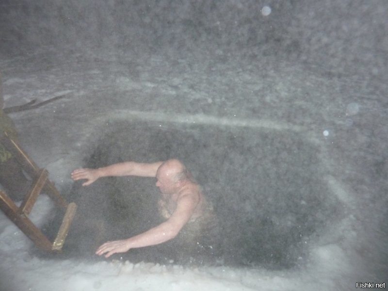 максимум в -27 купался в проруби (трезвый) на крещение - вода в начале кажется огнем, на выходе ноги прилипают ко льду сильно, волосы заледенели в процессе вытирания. Разница с -10 по ощущениям колоссальная. Пару раз после парной -20 ходил, очень нравиться, но это другое. К сожалению у нас такие морозы стали редкостью, теперь половину зимы дождь идет, иногда до февраля даже речка не замерзает. Вообще надо аккуратнее такими вещами заниматься и быть уверенным в хороших сосудах и отсутствие проблем с сердцем 
UPD нашел фото того раза: это не снегопад, а парит вода на морозе. На фото тесть, я пока очередь ждал фотографировал, вымерз напрочь в валенках и фуфайке на голое тело.