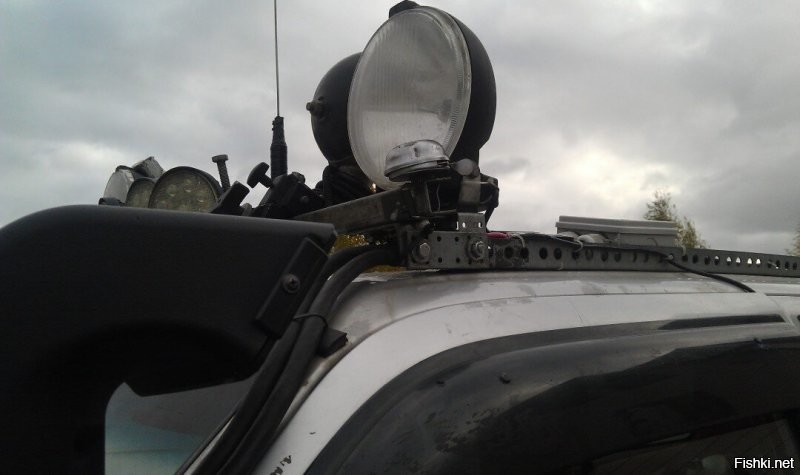 У меня звонок велосипедный для подобных целей. 
Ну это, если встали и стоят, не обращая внимания. 

Не бибикать же. 
А звонок - нормально.