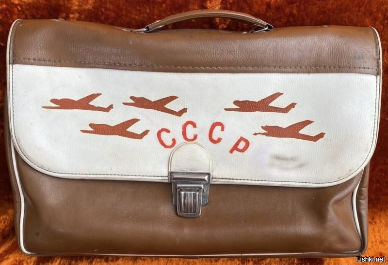 Что-то наш школьный ранец 70-х больше напоминал короб доставщика, чем рюкзак.