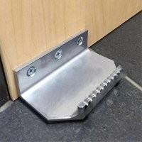 Полная фигня. Теперь все микробы на вашем запястье и через некотороевремя они на ладоне и пальцах.
У нас на работе, на дверях есть уголок, зацепив за который обувью можно открыть дверь без помощи рук. Намного более умное решение.