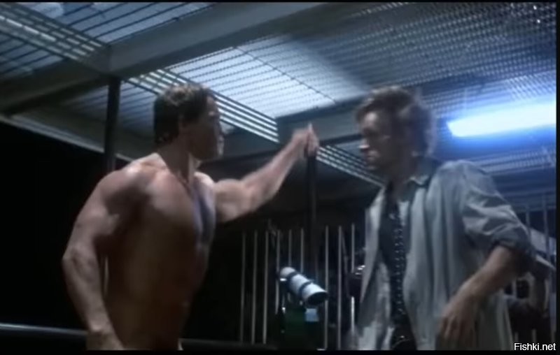 Ну, так-то они в кадре одного роста. Вероятно, в жизни актёр был выше Арнольда.