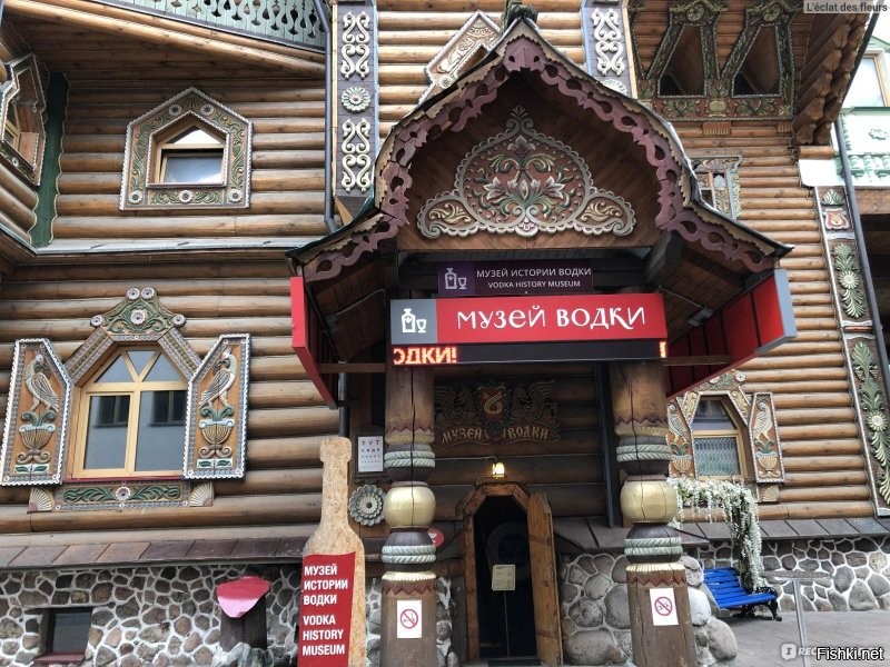 Хрущев выпуск чекушки(четвертинки) не прекращал! В 40-х как начали выпускать, так до сих пор продолжают! Можно просвятиться на эту тему в Музее водки в Измайловском кремле в Москве! Там же можно прикупить раритетную посуду и все необходимые атрибуты!