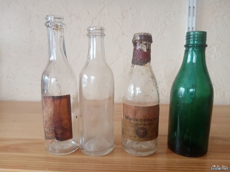 Хрущев выпуск чекушки(четвертинки) не прекращал! В 40-х как начали выпускать, так до сих пор продолжают! Можно просвятиться на эту тему в Музее водки в Измайловском кремле в Москве! Там же можно прикупить раритетную посуду и все необходимые атрибуты!