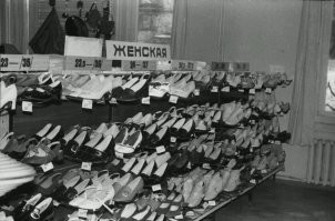 "Плечики" с размером - тоже мне, изобретение. В любом советском магазине одежды были целые секции одежды и обуви конкретного размера, с табличками. Потом, позже, появились -  в "Фамилии" уже такие вешалки видела, в несетевых одёжных магазинах - сколько угодно. Короче, этому изобретению в обед сто лет.