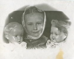 На память дорогим подружкам Лиле и Ирочке от Танечки Гуляевой. Свердловск. 6 ноября 1951г.