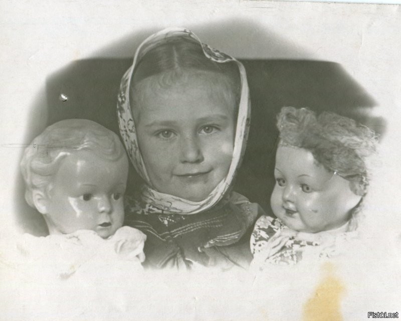 На память дорогим подружкам Лиле и Ирочке от Танечки Гуляевой. Свердловск. 6 ноября 1951г.