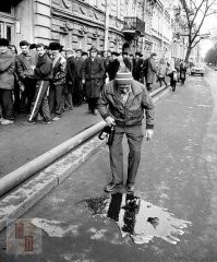 Минута молчания у винного магазина...