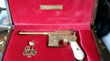 "участников конкурса скрипачей - поиграть на скрипке Страдивари всё равно, что пострелять из нагана Феликса Эдмундовича... Вроде наганов и много сделали, а ценится только тот самый, особенно в определенных кругах..."

Это очень яркий пример. Там в анекдоте, правда, маузер фигурирует. Но это не важно.

Феликс Эдмундович предпочитал браунинг. Маузер, на самом деле, крайне неудобное оружие. А Дзержинский с ещё дореволюционных времён был активным боевиком и предпочитал хорошо работающие модели

Так что скрипка Страдивари примерно равна маузеру Дзержинского. Её предназначение - похвастаться