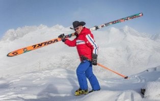 Лыжник едва не упал в ледниковую трещину