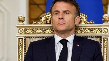 Тесты IQ показывают лишь близость мыслительного процесса тестируемого к разработчику теста.  Сядьте на  досуге, спокойно, без спешки, не на время, подглядывая быть может ответы на сложные\непонятные логические ребусы..  и порешайте каждый день по 2-5 распространённых тестов,  и через пару месяцев вы будете щёлкать их как орешки, потому что поймёте механики, логику, конструкции и алгоритмы.  Это не значит, что вы поумнели шибко, это значит что вы просто освоили предмет и уловили в каком разрезе мыслят авторы-создатели данных тестов.
Дайте тест папуасу из Новой Гвинеи, и даже объяснив ему, что от него требуется - он всё равно покажет результат тестирования, обозначающий глубокую мозговую инвалидность.   А потом сходите на недельку пожить в джунгли с этим папуасом. Он будет постоянно сыт, одет, не будет испытывать  жажду и страдать от местной флоры и фауны, и через неделю довольный вернётся в свою деревню, может ещё какую тушу тапира приволочёт семье, а вы..., вы скорее всего умрёте уже на вторую ночёвку.  Казалось бы, у вас такой высокий АйКью и вы настолько опережаете этого папуаса в развитии, что он ближе к  обезьянам, нежели чем к вам.. Однако, в отрепетированных и понятных сценариях, папуас действует по наитию, а вы даже интеллект свой применить не сможете. 

Я к тому что, чушь все  эти тесты АйКью, не показывают они реального положения дел с интеллектом.
*Я не защитник Макрона.  Но, вы просто подумайте, что на такой пост, в политике выскочить довольно сложно.  Ты может быть не Энштейн, но ты должен быть коварен, самолюбив, мотивирован и крайне хитрожоп, чтоб залезть на подобную должность. Я  бы не стал расслабляться и считать Макрона - таким вот сельским дурачком. Это злобная и расчётливая мразь и поумнее многих будет. Не в области решения тестов, а в области - поднасрать, нагадить, обмануть и подставить. В  этом деле, он - как папуас в родных  джунглях.