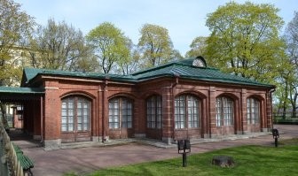 Сам дом не трогать, но воздвигнуть саркофаг вокруг, чтоб дом не гнил. А уже саркофаг снабдить электричеством, водопроводом и канализацией.
На картинке пример из Санкт Петербурга. Оригинальный дом тут правда поменьше, зато хозяин был реально крутой.