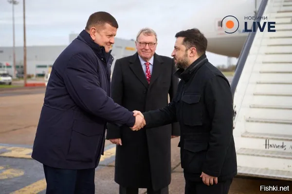 На Залужном увидели «черную метку» Зеленского



Журналист Александр Юнашев заявил, что Владимир Зеленский оставил «черную метку» на после Украины в Великобритании Валерии Залужном.

Таким образом журналист прокомментировал в своем Telegram-канале встречу украинского лидера, прибывшего в Лондон, прямо у трапа самолета.

Экс-руководителя офиса Зеленского Андрея Ермака уволили после подобной встречи с главой киевского режима, напомнил Юнашев.

Журналист Юнашев предрек отставку Залужному из-за рукопожатия с Зеленским. Он отметил, что Ермак тоже не так давно встречал Зеленского у самолета.

Залужный кирдык