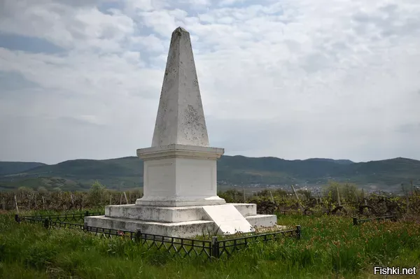 На подъезде к Балаклаве (11-й км Ялтинского шоссе) в поле среди винограда возвышается небольшой обелиск, установленный англичанами в память о Балаклавском сражении 25 октября 1854 года. В этой битве произошла одна из самых больших трагедий британской армии за все время существования – гибель легкой бригады под командованием лорда Кардигана. Всего за 20 минут русские пушки перебили элиту Британской империи: среди раненых и погибших были представители и наследники самых знатных семей туманного Альбиона.



Англичане давно не ухаживали за памятников своих предков - интервентов, бесславно сложивших голову в Крыму. Нехорошо.
