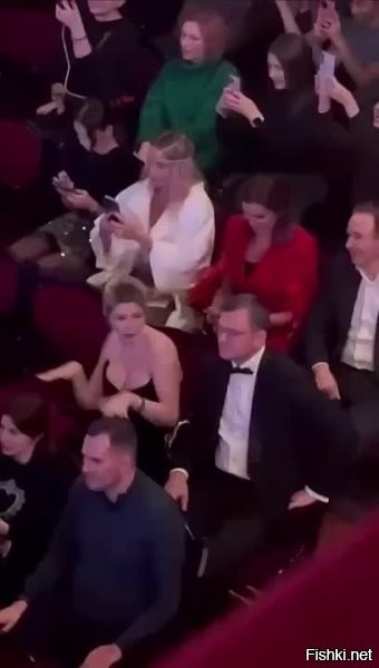 Экс-глава МИД Украины Кулеба попал на видео с пьяной танцующей подругой



Бывший министр иностранных дел Украины Дмитрий Кулеба оказался в центре внимания после появления в сети видео с концерта, где он вместе со своей гражданской супругой Светланой Павелецкой. На этих кадрах видно, что женщина сидит и танцует, предположительно находясь в состоянии алкогольного опьянения



Съемки были сделаны на мероприятии с участием певца Дмитрия Монатика (MONATIK) на фоне продолжающегося военного конфликта в стране, передает РЕГНУМ. Такое поведение представителей власти вызвало волну критики в украинских соцсетях, где многие осудили, что чиновники отдыхают на концертах, в то время как большинство граждан ежедневно страдают от последствий войны.

Ранее стало известно, что Кулеба расстался с женой и начал совместную жизнь с Павелецкой, которая проживает в квартире стоимостью около 282 тыс. долларов.

В феврале Павелецкая открыла магазин интимных товаров. По ее словам, несмотря на критику СМИ, создание секс-шопа во время конфликта – это уже ее четвертый бизнес-проект. Она уверена, что это предприятие создаст новые рабочие места и пополнит бюджет страны налогами.

Также известно, что Кулеба убедил своего 18-летнего сына не идти служить в Вооруженные силы Украины и продолжить учебу в университете. 8 декабря экс-министр объяснил, что сам не вступил в ряды добровольцев на фронт из-за усталости на предыдущей работе.
  

Кому война в окопах  ВСУ, а кому концерты и танцы в Куеве...
