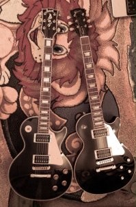 Ерунда. Вот 2 гитары - справа Gibson Les Paul Classic, 2005 года, т.н. "goodwood era" ценой 2000$ и слева Burny, японский бренд, но выпускается давно в Китае, 2011 года и ценой 400$. И ни один, самый чуткий и тонкослышащий человек не смог в слепом тесте определить, в какой момент какая гитара звучит. Но когда человек знает, что сейчас играет дорогой инструмент, сразу идут рассуждения - ну вот же, слышите? Какие обертона! Как благородно звучит! Ммм, да, это то самый, тот самый гондурасский махогон, его теплоту ни с чем не спутать! А кленовый топ , слышите, да, как добавляет яркости звуку, так что гитара прорежет любой микс! Так же и с этими скрипками. Качество звука определяет не инструмент, а бренд, которому он принадлежит. С машиной пример вообще не в кассу, это сравнение тёплого с мягким.