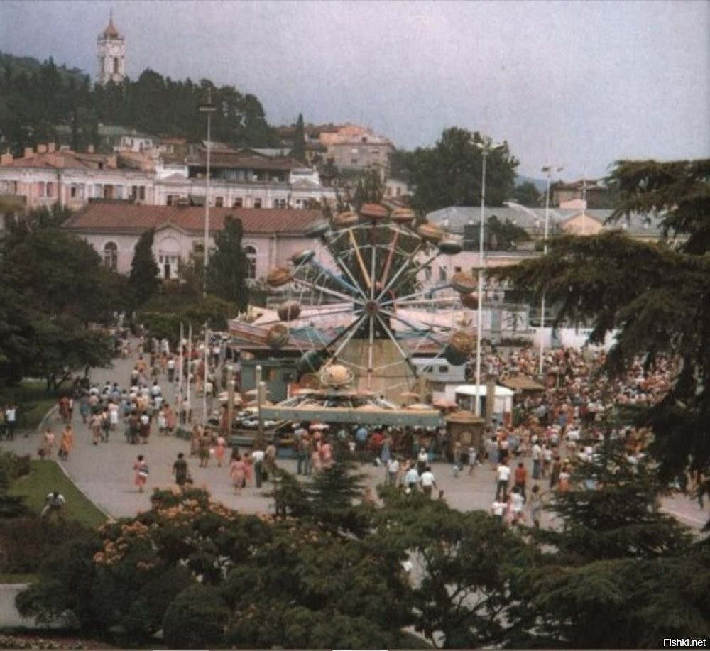Ну таких домов по Ялте было несколько - на ул. Найдёнова, в Массандре, на ул. Грибоедова, на "Гнёздышке", ну и на Халтурина. В обиходе - "палубный" дом. (типа как палубы на корабле).
А "Турбо" - это был эпический аттракцион! Все эти лучи с кабинками крутились, (там две плоскости с лучами) одна в одну сторону, другая в другую по часовой стрелке, и вся эта конструкция вокруг вертикальной оси кружится, и плюс каждая кабинка (кабинка на 2 человека) вообще рандомно вращалась... А 30 метров вперёд, за "Автодромом" ещё один "бомбический" аппарат стоял - "Осьминог"... Но это описание потом когда-нибудь...