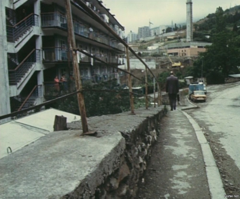 Ну таких домов по Ялте было несколько - на ул. Найдёнова, в Массандре, на ул. Грибоедова, на "Гнёздышке", ну и на Халтурина. В обиходе - "палубный" дом. (типа как палубы на корабле).
А "Турбо" - это был эпический аттракцион! Все эти лучи с кабинками крутились, (там две плоскости с лучами) одна в одну сторону, другая в другую по часовой стрелке, и вся эта конструкция вокруг вертикальной оси кружится, и плюс каждая кабинка (кабинка на 2 человека) вообще рандомно вращалась... А 30 метров вперёд, за "Автодромом" ещё один "бомбический" аппарат стоял - "Осьминог"... Но это описание потом когда-нибудь...