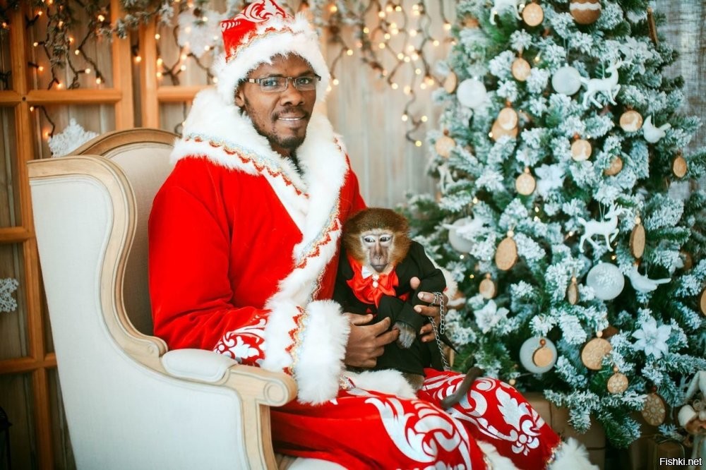 Темнокожий Санта на полке магазина