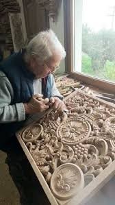 В основном столярка, а не резьба по дереву.
Хотя и резьба присутствует: надо же было доску ножовкой резать.