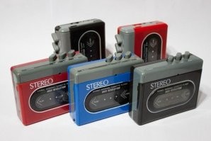 Ещё такие устройства были. И на плеере когда батарейки садились, он "тянуть" начинал.