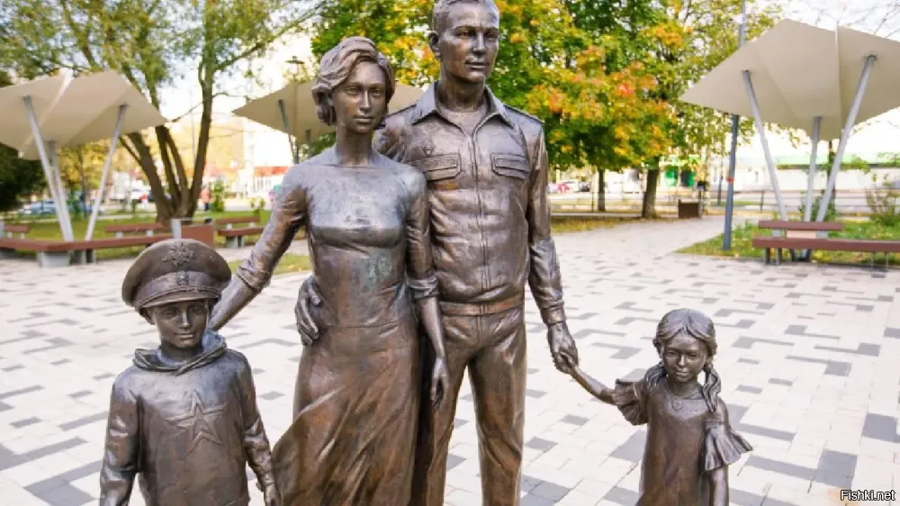 Причём в разных городах стоят десятки абсолютно нормальных скульптур.
Откуда берутся монстры?..
Что в головах властей?..