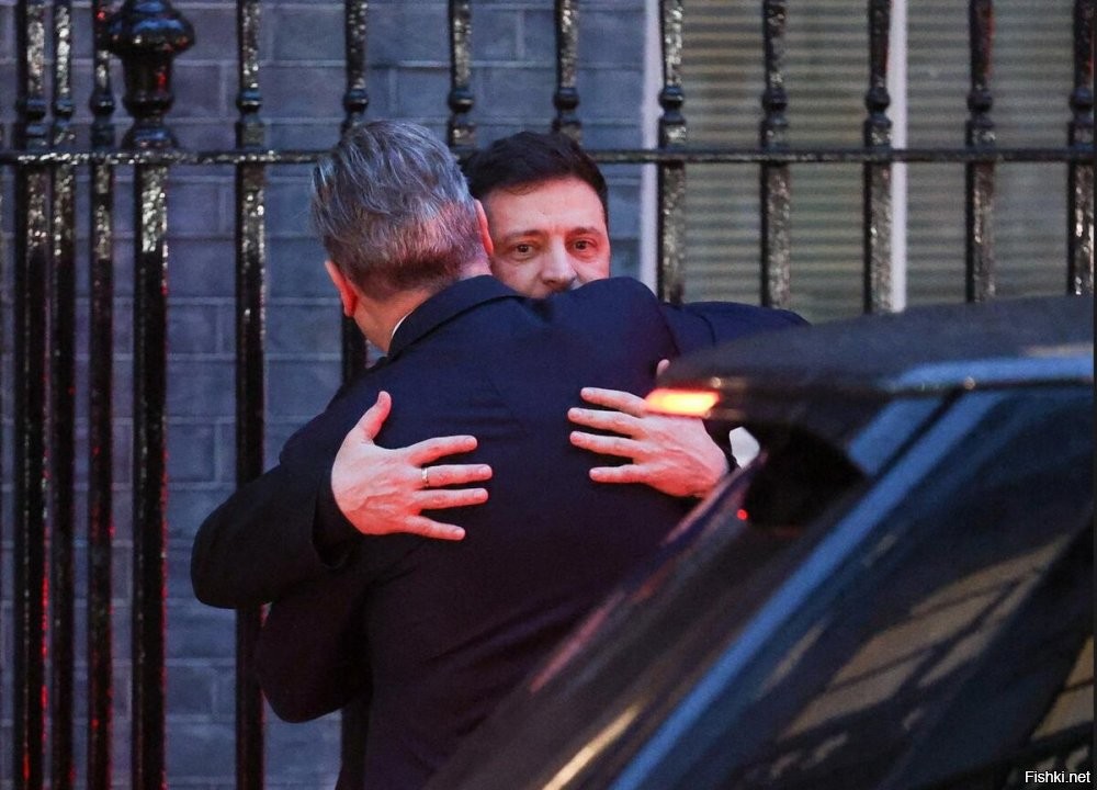 Логику в этой этой его цитате я так и не уловил... Если война завершится и Россия по завершению будет слабая и проигравшая...
Вчерашний взгляд победителя.