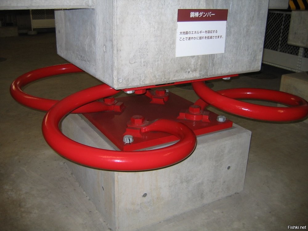 Лишь один лист бумаги упал. Японцы строят здания на "подвесках".