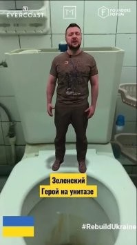 Трампа задели дверью туалета во время общения с журналистами