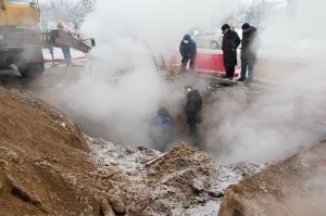 От людей которые находятся на улице в холодной воде не обязательно должен идти пар
вот пара фото, в том числе с прорывом отопления