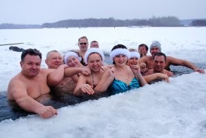 От людей которые находятся на улице в холодной воде не обязательно должен идти пар
вот пара фото, в том числе с прорывом отопления