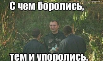 9. Колумбийская полиция уничтожает кокаин после крупной операции, сбрасывая его в море (фото из журнала Time, 25 февраля 1985 г.)