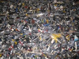 Сколько мусора пластикового это LEGO производит ....