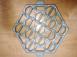 На последней всё-таки подставка под горячее. Как с такой лепить вареники?