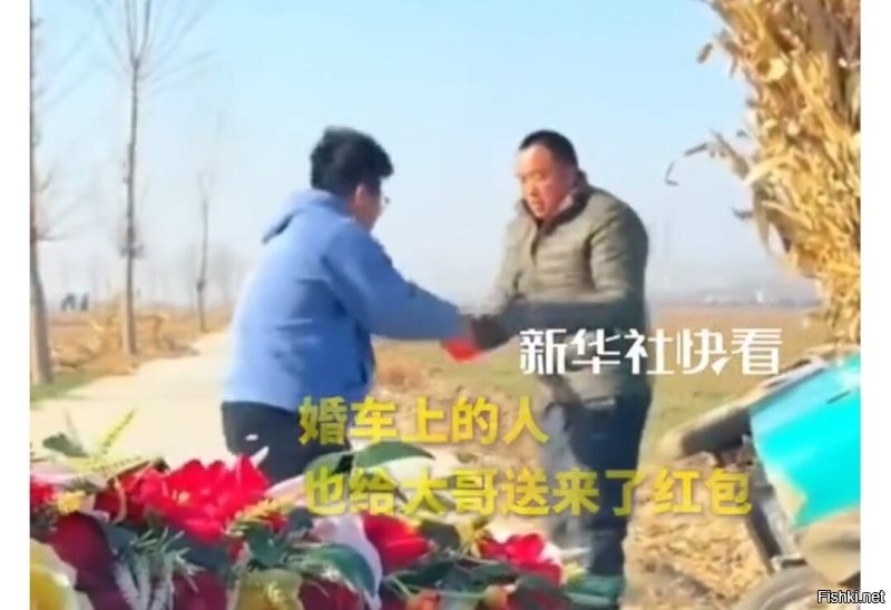 Если бы машина его не поджимала, он мог бы спокойно на обочину вырулить. 
Там места полно было. 

_______ 

И вручили ему красную карточку.