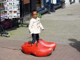 Как то раз заснял во время прогулки по улицам Амстердама .
Рекламные сабо для фото всех желающих .
Ассортимент .
Первые чуни которые изготовил прапрапращур владельца магазинчика