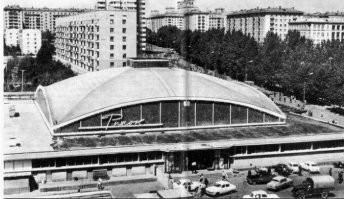 Фото 16. Рынок в Симферополе. По архитектуре почти один в один как Черёмушкинский рынок в Москве.