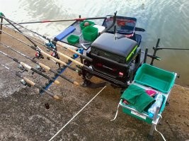 Тут на платформе не всегда места хватает. 
фото из сети.